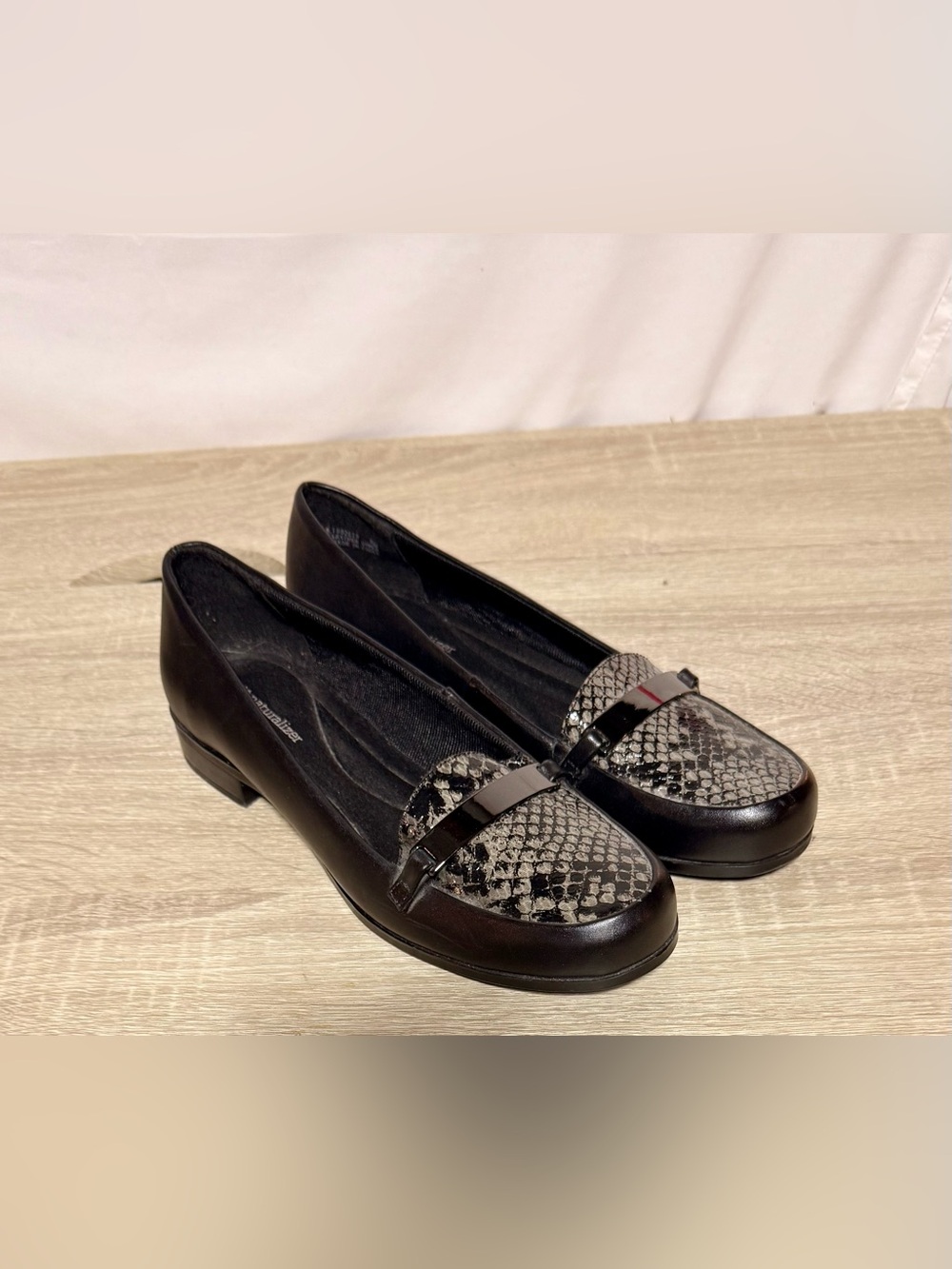 Women’s Naturalizer snakeskin panel loafer flats, Sz 8, NWOB
